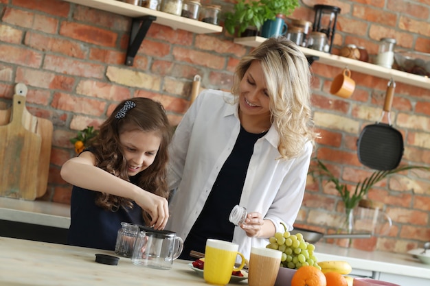 Gratis foto moeder en dochter die ontbijt voorbereiden