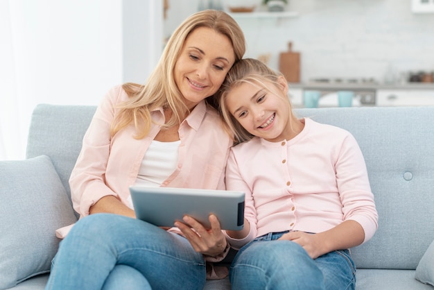 Moeder en dochter die op tablet kijken