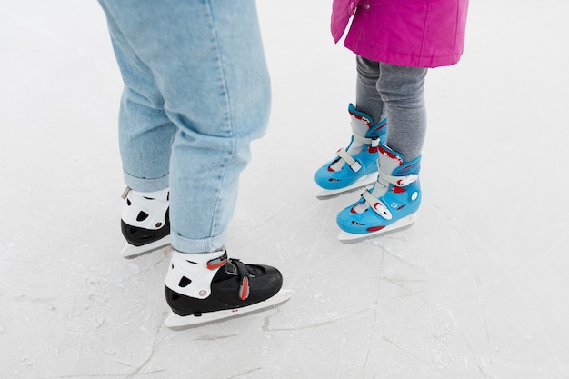 Moeder en dochter die schaatsen dragen