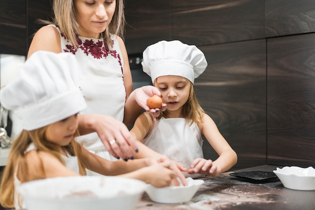 Moeder en dochter die voedsel in keuken voorbereiden