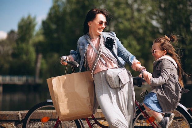 Moeder en dochter fietsen