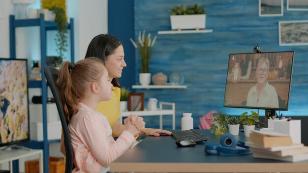 Moeder en dochter gebruiken videogesprek om met oma te chatten