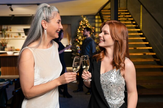 Moeder en dochter genieten van een nieuwjaarsfeestje