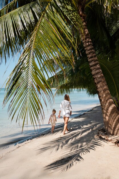 Moeder en dochter genieten van hun zonnige vakantie