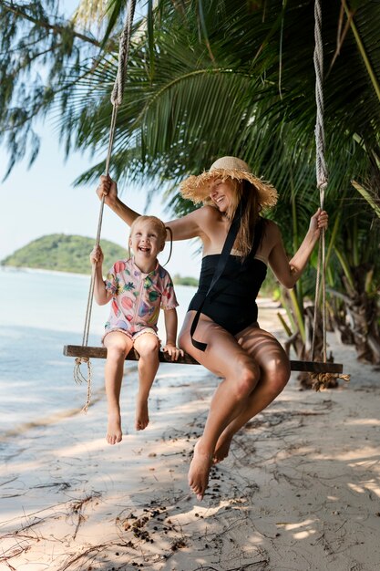 Moeder en dochter genieten van hun zonnige vakantie