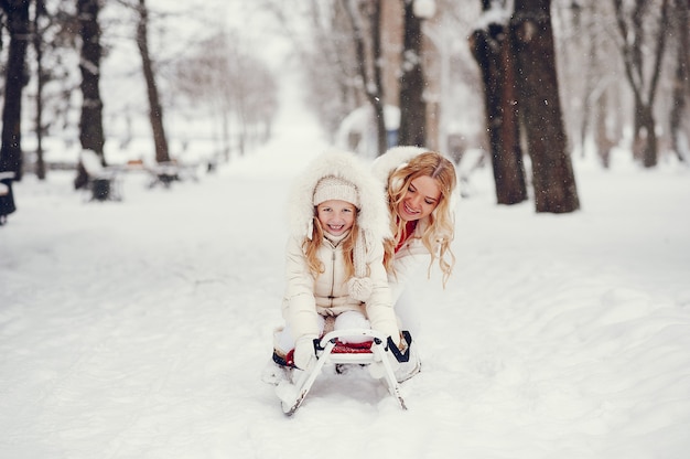 Moeder en dochter in een winter park