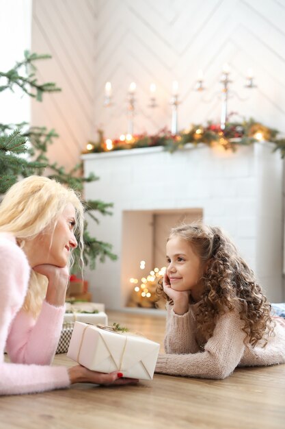 Moeder en dochter in kerst versierde woonkamer