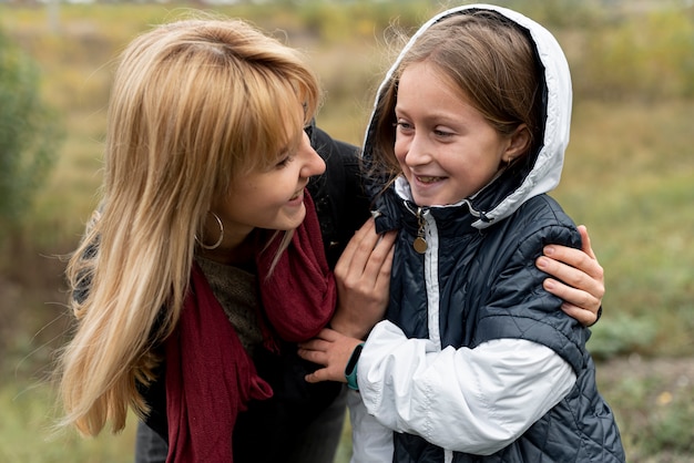 Gratis foto moeder en dochter kijken elkaar aan