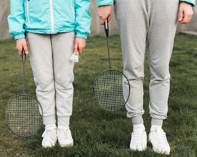 Moeder en dochter klaar om tennis te spelen