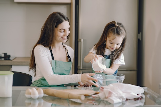 Gratis foto moeder en dochter koken het deeg voor koekjes