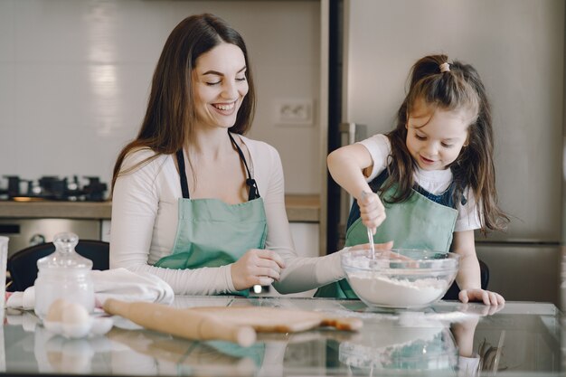 Moeder en dochter koken het deeg voor koekjes