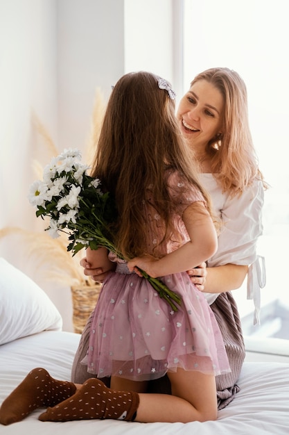 Moeder en dochter met boeket van Lentebloemen