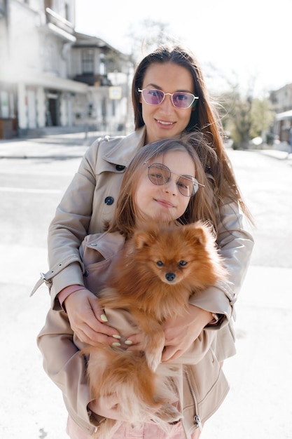 Moeder en dochter met hond buiten