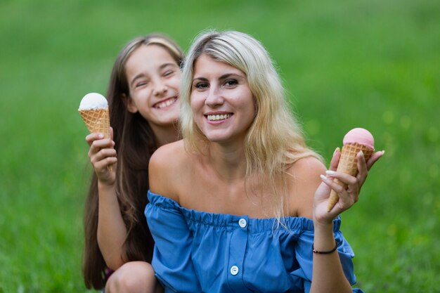 Moeder en dochter met ijs in park