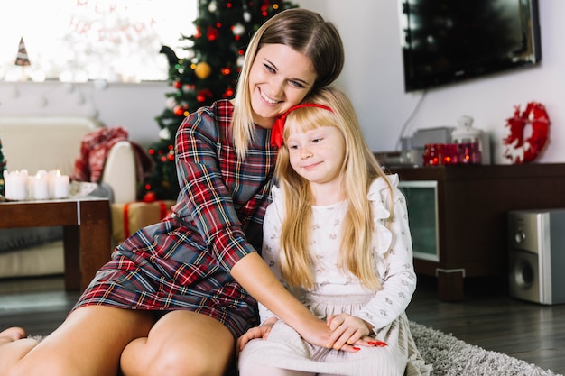 Moeder en dochter met Kerstmis