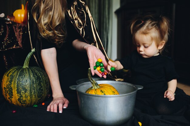 Moeder en dochter met kleurrijke snoepjes in handen