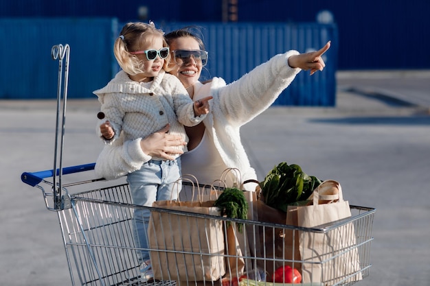 Moeder en dochter met shopping gart