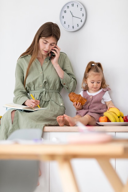 Moeder en dochter met voedsel