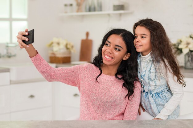 Moeder en dochter nemen selfies