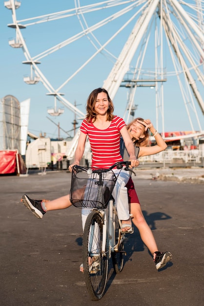 Moeder en dochter op een fiets