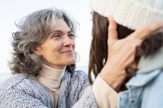 Gratis foto moeder en dochter samen op het strand