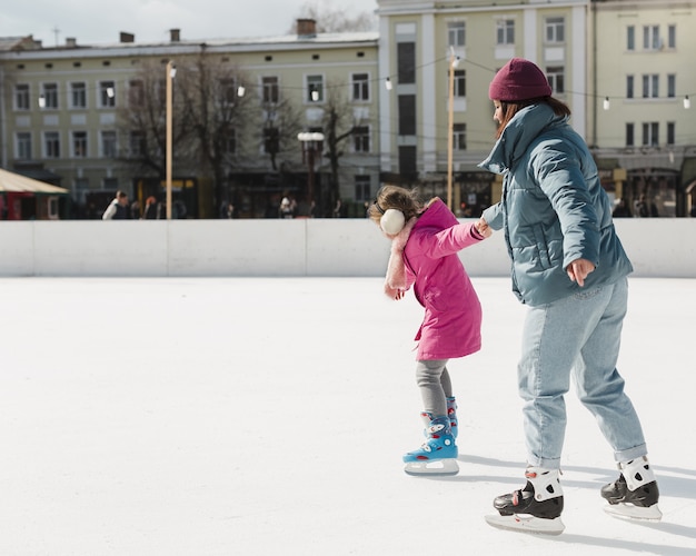 Gratis foto moeder en dochter samen schaatsen