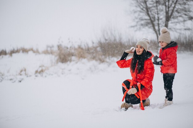 Moeder en dochter spelen in winter park