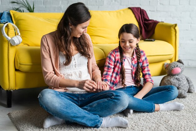 Moeder en dochter spelen op de vloer