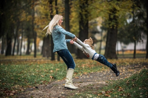 Moeder en dochter spelen samen in het park