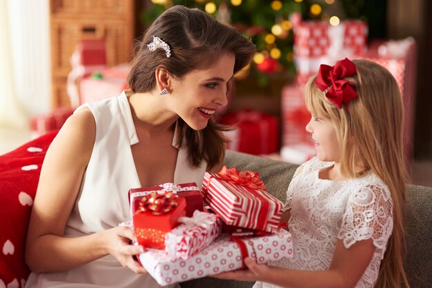 Moeder en dochter staan oog in oog tijdens het uitwisselen van cadeautjes