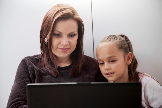 Gratis foto moeder en dochter surfen op laptop