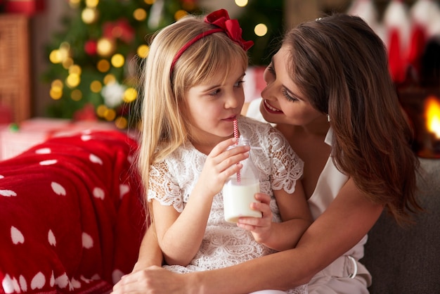 Moeder en dochter thuis voor kerstvakantie