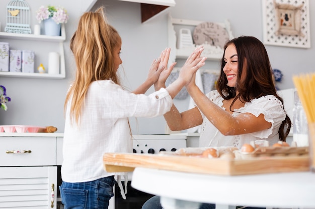 Moeder en dochter tijd samen doorbrengen in de keuken