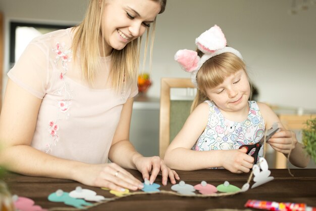 Gratis foto moeder en dochter versieren garland