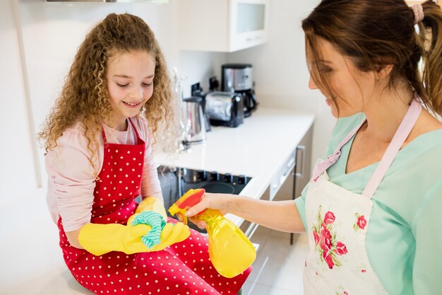 Moeder en dochter werkt in de keuken