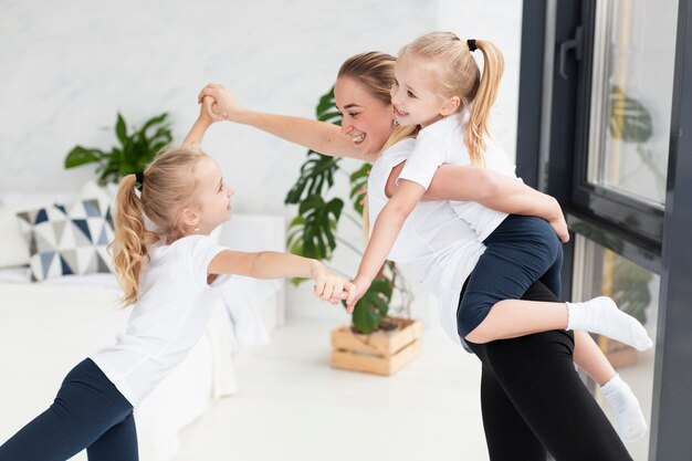 Moeder en gelukkige dochter die thuis spelen