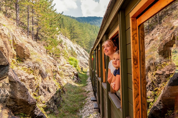 Gratis foto moeder en haar kind kijken uit het raam van een trein