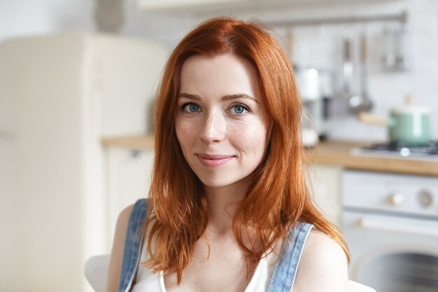 Moeder en haar kind poseren binnen