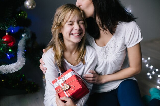 Moeder en haar schattige dochter meisje uitwisselen van geschenken.