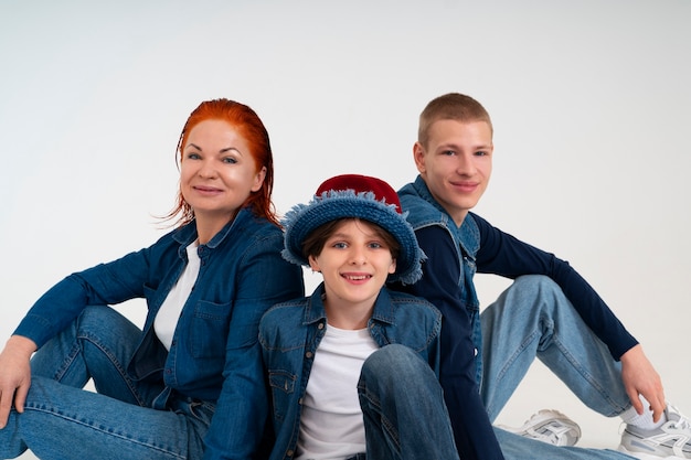 Gratis foto moeder en haar twee zonen dragen samen spijkeroutfits