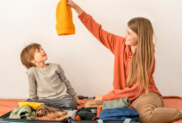 Gratis foto moeder en kind bagage voorbereiden op reis