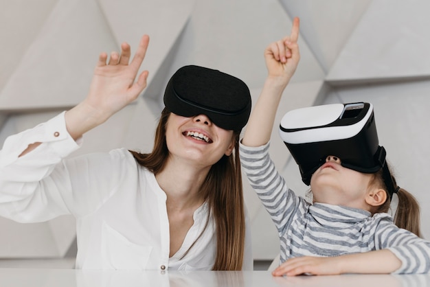 Moeder en kind met behulp van virtual reality headset en omhoog