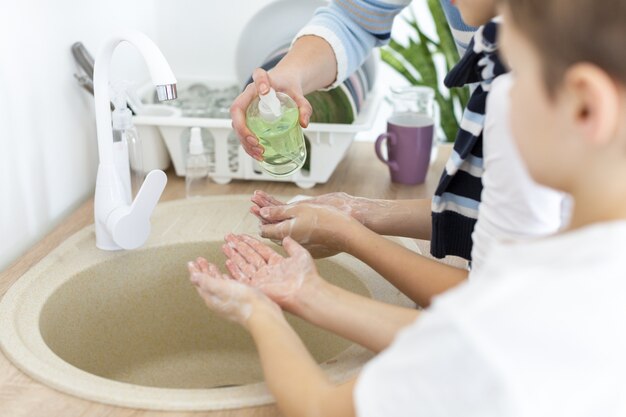 Moeder en kind samen hun handen wassen