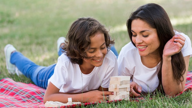 Moeder en kind spelen samen in het park