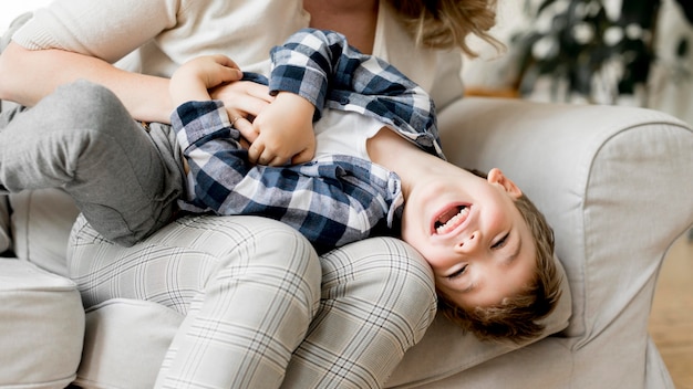 Moeder en kind spelen samen op de bank