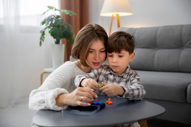 Moeder en kind spelen vooraanzicht