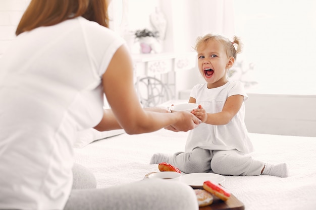 Moeder en kleine dochter ontbijten thuis