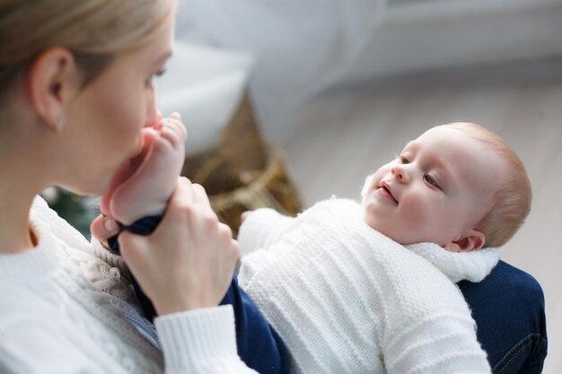 Gratis foto moeder en lieve baby binnen