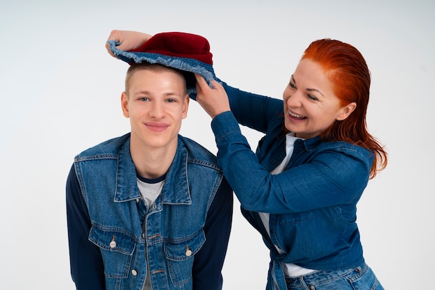 Moeder en tiener dragen samen spijkeroutfits