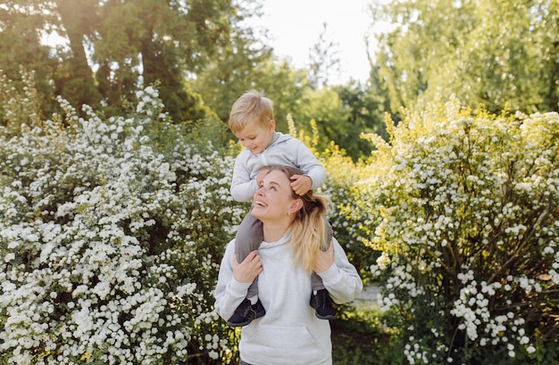 Gratis foto moeder en zoon hebben samen activiteiten op vakantie